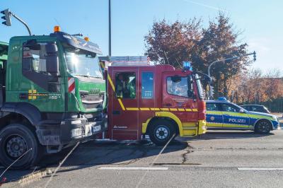 Ludwigsburg: Baustellen-LKW kracht auf Vordermann - Fahrer wird im Fuehrerhaus eingeklemmt und schwer verletzt